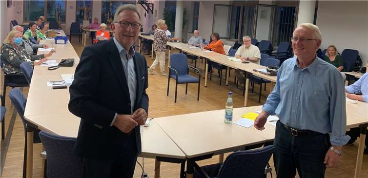 Der Vorsitzende Dr. Heinz Schmitz (vorn rechts) versichert Erwin Rüddel (vorn links) bei der Mitgliederversammlung die volle Unterstützung der CDU der Verbandsgemeinde Unkel für seine Wiederwahl in den Deutschen Bundestag. Foto: privat