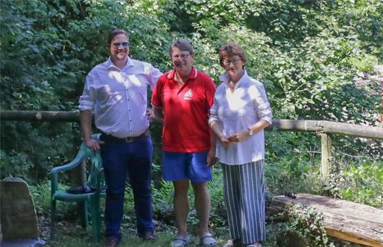 Der Vorsitzende Friedhelm Trinkl (Mitte) führte auch Bürgermeisterin Renate Offergeld und den Beigeordneten Swen Christian durch das naturnah gestaltete Freizeitgelände. Fotos: CEW
