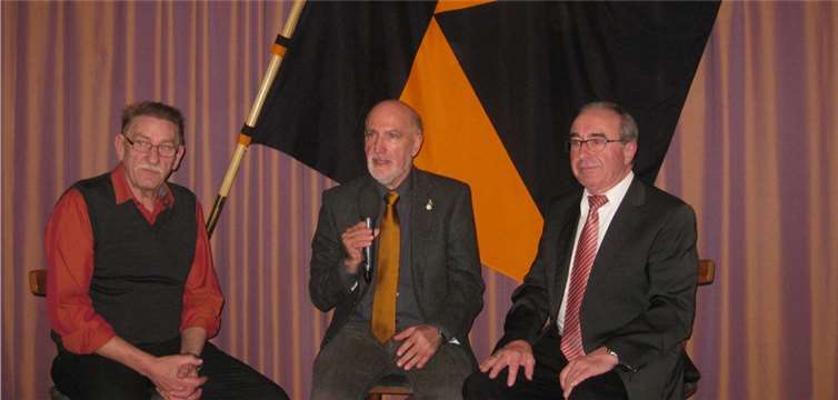 Der Vorsitzende Georg Manthey (links) und Seniorenkreisleiter Josef Nonn (rechts) wurden von Alfred Adams interviewt.privat
