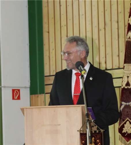 Der Vorsitzende Hans-Josef Seidel begrüßt die Gäste in der vollen Mehrzweckhalle.Foto: CEW