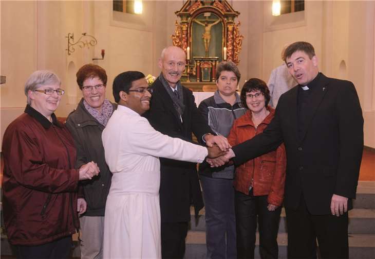 Der Vorsitzende Hans Schepers (M.) übergibt mit seinem Vorstand die Spende an Dechant Achim Thieser (r.) und dem neuen Kaplan, Pater Paul (3.v.l.). rü