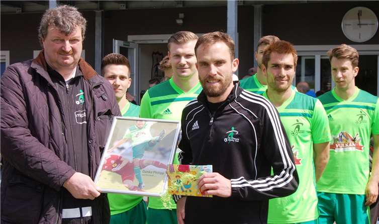 Der Vorsitzende Harald Heinemann (links) hatte für Philipp Geisen ein Bild und einen Gutschein dabei.Fotos: SK