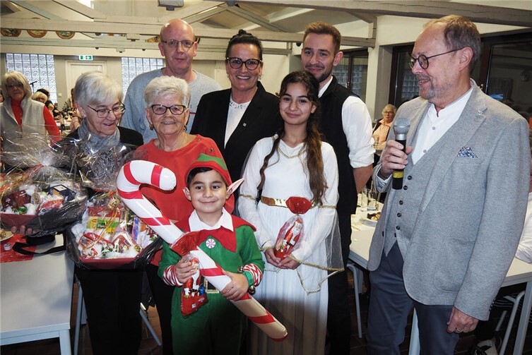 Der Vorsitzende, Helmut Sondermann (re.) überreichte, zusammen mit Marc Wolinski und Manuela Ugur die gestifteten Präsentkörbe. Fotos: BA