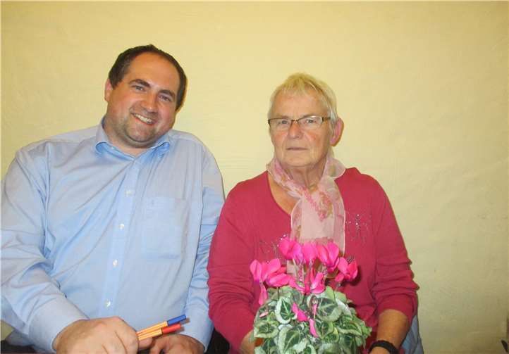 Der Vorsitzende Ingo Dominik bedank sich bei Erika Dahmen und Elke Klehm auf der Vorstandssitzung im Wein- und Heimatmuseum in Gondorf. Foto: privat