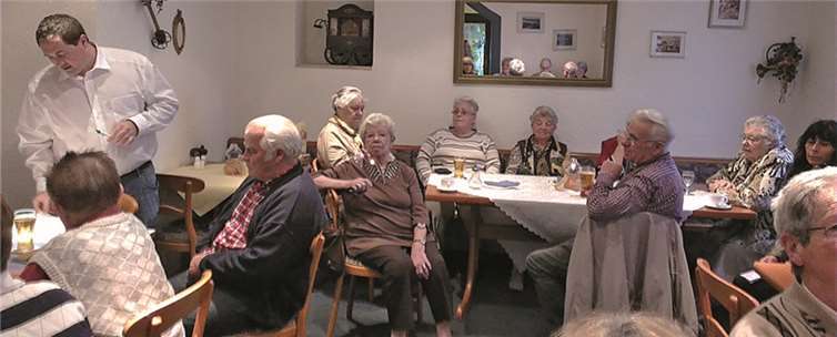 Der Vorsitzende Ingo Dominik informiert die anwesenden Mitglieder auf dem Stammtisch in Winningen.  Privat