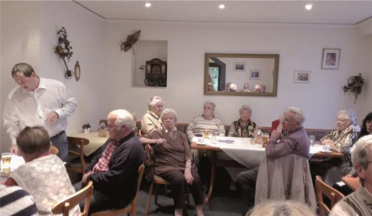 Der Vorsitzende Ingo Dominik informierte die anwesenden Mitglieder beim Stammtisch in Winningen. privat