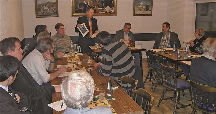 Der Vorsitzende Jörg Johann informiert die CDU-Versammlung.privat