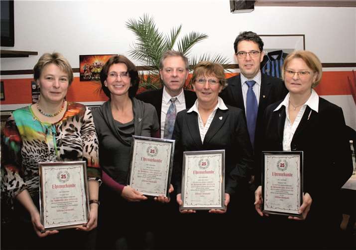 Der Vorsitzende Johannes Ganser, sein Stellvertreter Ralf Rump und die geehrten Vereinsmitglieder (v. l.) Ursula Nell, Heike Bowe, Anita Kirschner und Dagmar Zell.Privat