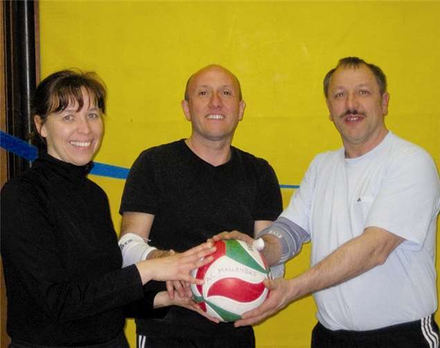 Der Vorsitzende Jürgen Löhr übergibt die Abteilungsleitung von Martina Prümm an Thomas Semus. privat