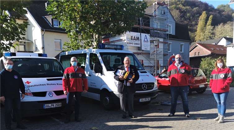 Der Vorsitzende Karl-Heinz Bernardy (mitte) konnte der Bereitschafts- und Wasserwachtleitung des Ortsvereins den AED übergeben.Foto: DRK
