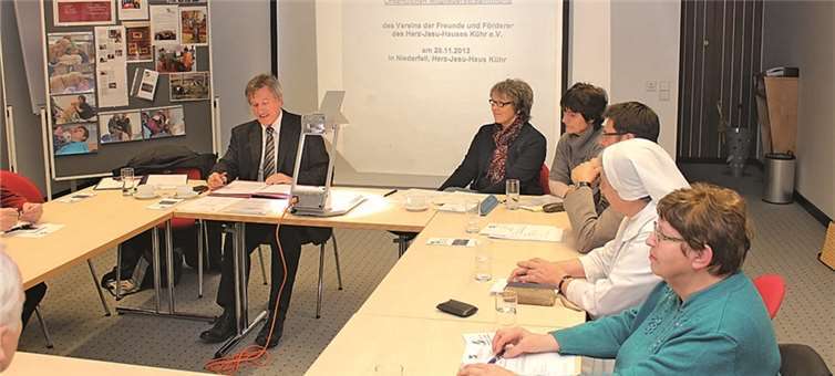 Der Vorsitzende Klaus Hammes (links) bei der Vorstellung des Jahresprogramms 2014, daneben (v. l) Anke Höfer, Renate Kolle, Helmut Boos, Schwester Oberin Radegundis und Frau Kraas.Privat