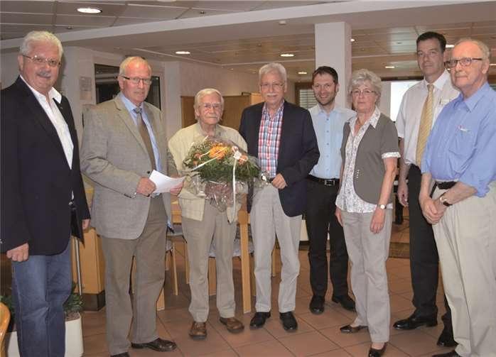 Der Vorsitzende Lorenz Denn (Mitte) danke Karl Sauer (3.v.l.) und Karl Wolf (2.v.l) im Beisein des gesamten Vorstandes. -AB-