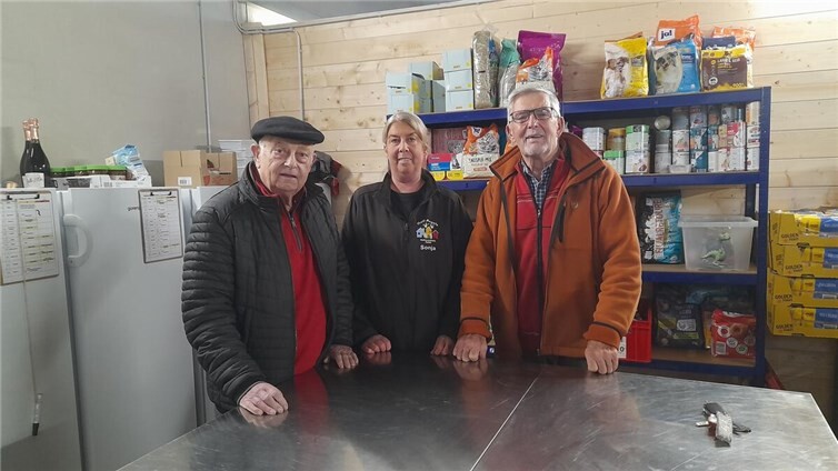 Der Vorsitzende Ludwig Schomer und der Kassierer Manfred Mösch besuchten persönlich die Räumlichkeiten der Helf-Angels, um den symbolischen Scheck zu überreichen.Foto: privat