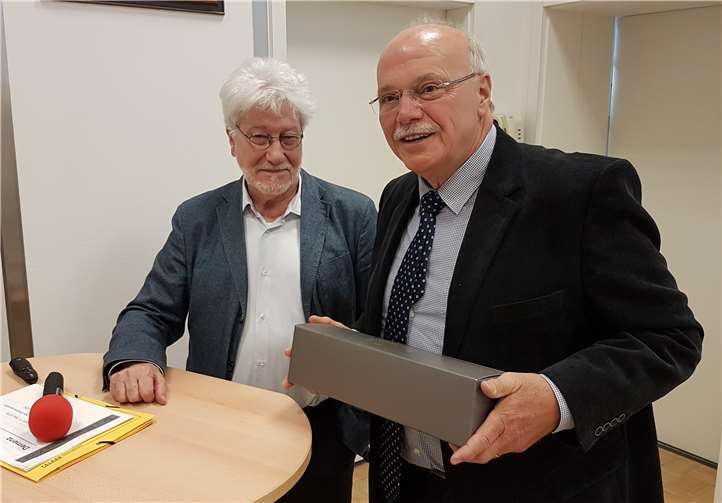 Der Vorsitzende Manfred Kolling revanchierte sich bei Dr. Christoph Smolenski für den Vortrag.privat
