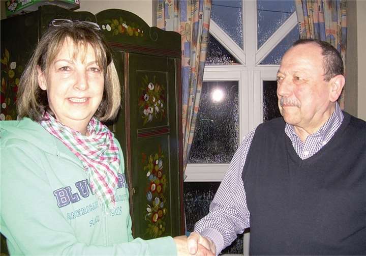 Der Vorsitzende Manfred Nowak begrüßt vor Beginn der Mitgliederversammlung Rita Kruse aus Montabaur als 100. Mitglied im Förderverein.