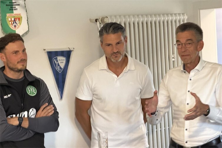 Der Vorsitzende Martin Hahn Rechts) konnte auf eine  äußerst positive Entwicklung zurückblicken, die der Verein in den vergangenen Jahren sportlich, aber auch wirtschaftlich genommen hat. Links auf dem Bild: Trainer Julian Feit und sein langjähriger Vorgänger Sascha Watzlawik, der sich beim FVE jetzt um die Sponsorenbetreuung kümmert. 