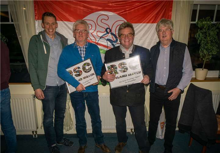 Der Vorsitzende Martin Reis (li.) und der Ehrenvorsitzende Rolf Schumacher (re.) verabschiedeten Jürgen Bous und Peter Göke feierlich aus dem Vorstand.