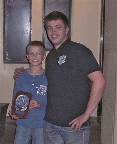 Der Vorsitzende Mathias Koslowski gratuliert Kevin Frevel zum 2. Platz bei der BJEM 2013.Privat