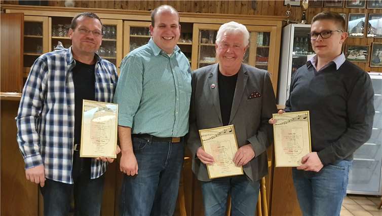 Der Vorsitzende Michael Löb (2.v.l.) ehrte Ronald Schmiegel (l.), Alfred Engels(2.v.r) und Dirk Schäfer (r.) für langjährige Mitgliedschaft.Foto: privat