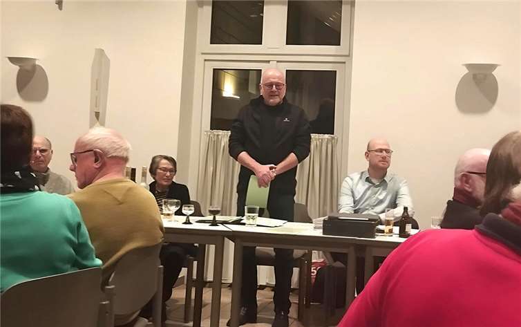 Der Vorsitzende Norbert Buchbender (Mitte) und der gesamte Vorstand des Obst- und Gartenbauvereins Rheinbreitbach wurden einstimmig für drei weitere Jahre in ihren Ämtern bestätigt.  Foto: Jutta Buchbender