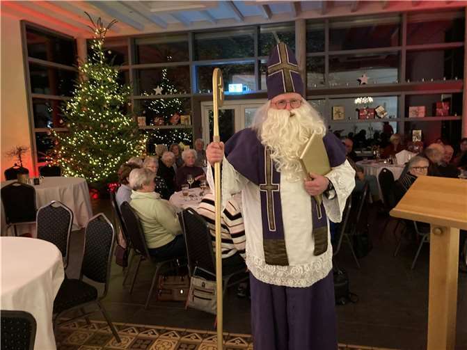 Der Vorsitzende Norbert Buchbender begeisterte die Rheinbreitbacher Gartenfreunde im prächtigen Gewand des Nikolaus in Versform mit Geschichten und Anekdoten aus dem Vereinsleben. Foto: Heinz Schmitz