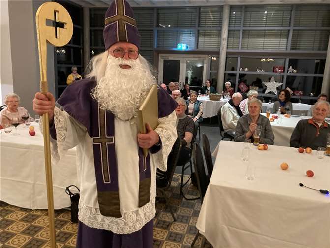 Der Vorsitzende Norbert Buchbender begeisterte die Rheinbreitbacher Gartenfreunde im prächtigen Gewand des Nikolaus in Versform mit Geschichten und Anekdoten aus dem Vereinsleben im abgelaufenen Jahr.  Foto: Heinz Schmitz