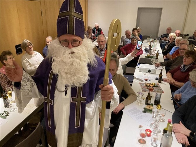 Der Vorsitzende Norbert Buchbender begeisterte die Rheinbreitbacher Gartenfreunde im prächtigen Gewand des Nikolaus in Versform mit Geschichten und Anekdoten aus dem Vereinsleben im abgelaufenen Jahr.  Foto: Heinz Schmitz