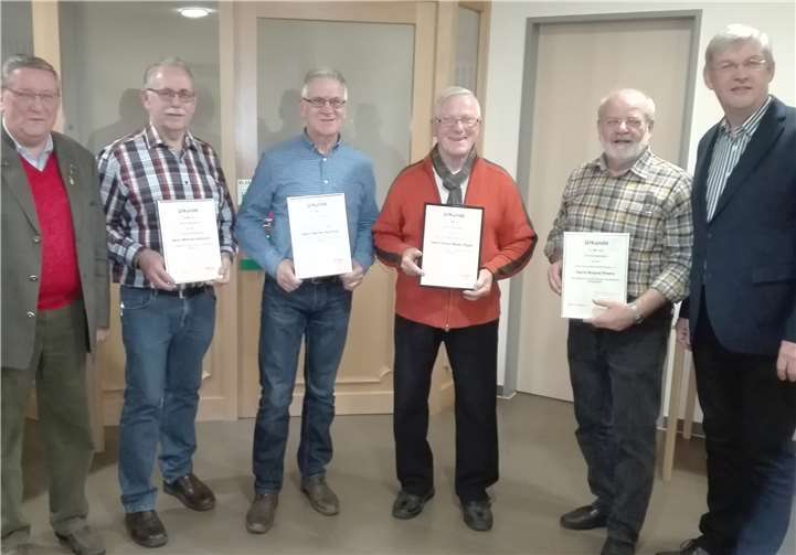 Der Vorsitzende Norbert Kretschmann dankte den Jubilaren für ihre Vereinstreue.