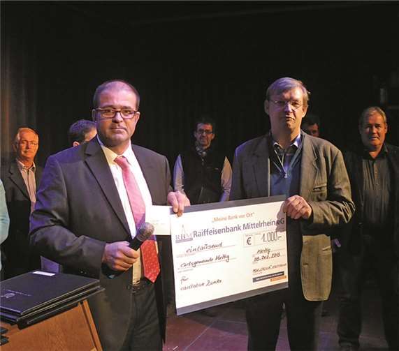 Der Vorsitzende, Norbert Kretschmann, übereicht Ortsbürgermeister Peter Moskop den symbolischen Scheck. privat
