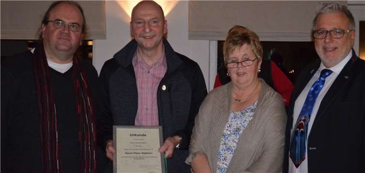 Der Vorsitzende Peter Stäblein (2.v.l.) freut sich über die Ehrung durch den Chorverband Rheinland-Pfalz für 40 Jahre Singen im Chor. privat