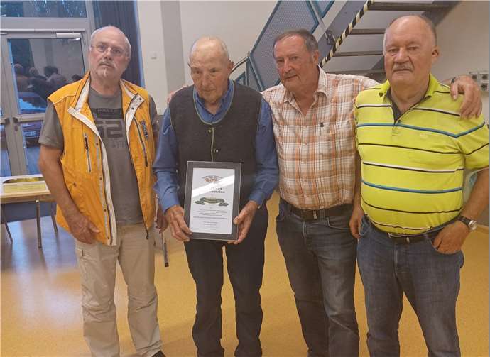 Der Vorsitzende Reiner Runkel und die Vorstandsmitglieder Gerd Schäfer und Horst Bleidt übernahmen die Ehrung von Norbert Faßbender. Foto: privat