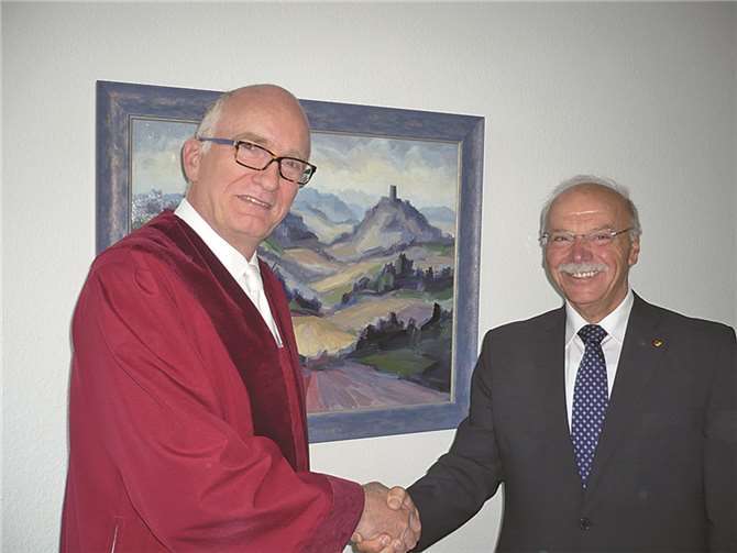 Der Vorsitzende Richter des 1. Senats beim OVG in Koblenz , Michael Zimmer ( l.) gratuliert Manfred Kolling zur Wiederwahl.privat