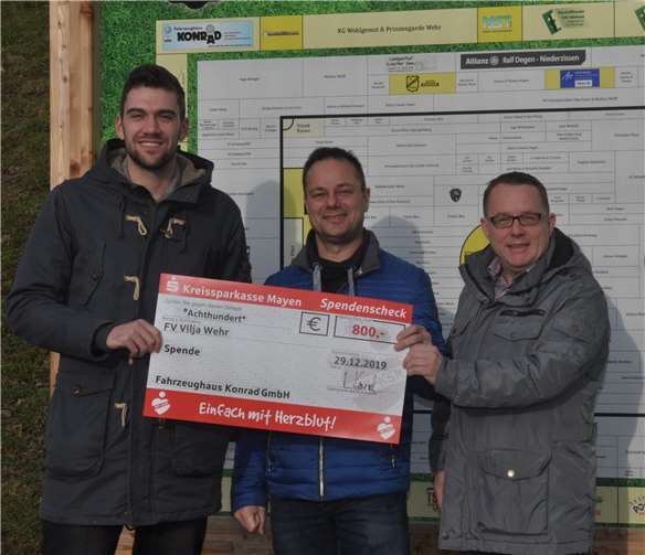 Der Vorsitzende Stefan Bell (l.) und Kassierer Uwe Genn (r.) nehmen den Spendenscheck von Rainer Konrad (m.) entgegen.Foto: privat