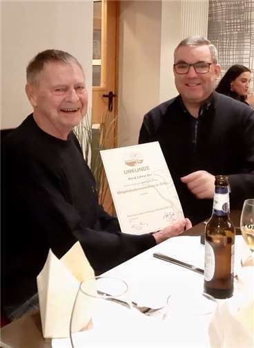 Der Vorsitzende Stefan Kirst überreicht das Goldene Ehrenabzeichen an Horst SchneiderFoto: privat