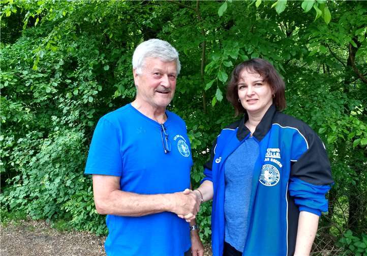 Der Vorsitzende Stefan Weber gratulierte der Landesmeisterin Miriam Beu zu ihrem Erfolg. privat