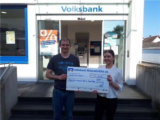 Der Vorsitzende Thomas Höfer bedankte sich bei der Filialleiterin Laura Koch aus der Zweigstelle Urmitz. Foto: privat