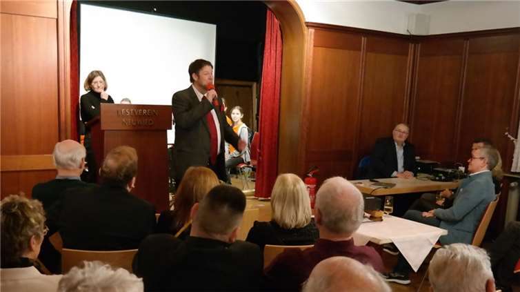 Der Vorsitzende, Thorsten Dreistein-Faustmann, begrüßte persönlich jedes Mitglied mit Begleitung sowie Oberbürgermeister Jan Einig und andere Gäste. Quelle: Leseverein e.V. Neuwied