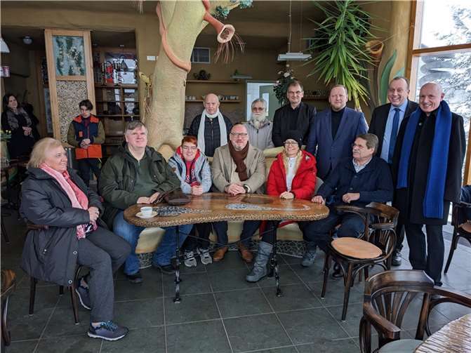 Der Vorsitzende Ulrich van Bebber (rechts) freut sich zusammen mit den Mitgliedern der Lebenshilfe, Verbandsbürgermeister Johannes Bell und Ortsbürgermeister Thorsten Kabuth (2. u. 3. v.r.) über den baldigen Einzug in das Haus Harmonie in Hohenleimbach.  Foto: privat