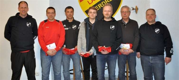 Der Vorsitzende Uwe Hütt dankte im Namen der Spvgg. bei der Jahreshauptversammlung den anwesenden Verantwortlichen. V.l.: Andreas Weyer (Jugendleiter), Kay Pangert, Stephan Kaul (Senioren), Daniel Klaß, Michael Schwamberger, Christian Wolf (Jugend) und Uwe Hütt (Vorsitzender).privat