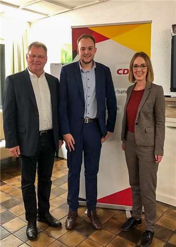Ellen Demuth wird bei ihrer Kandidatur unterstützt Der Vorsitzende Viktor Schicker (links) mit dem nominierten B-Kandidaten Pierre Fischer und der Landtagsabgeordneten Ellen Demuth.Foto: privat
