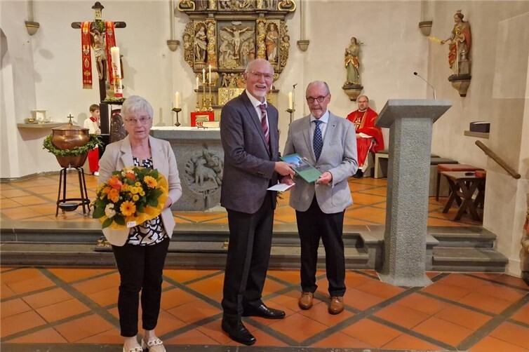 Der Vorsitzende Walter Merten (re) und die 2. Vorsitzende Hiltrud Rech bei der Verabschiedung von Klaus Bierbrauer.