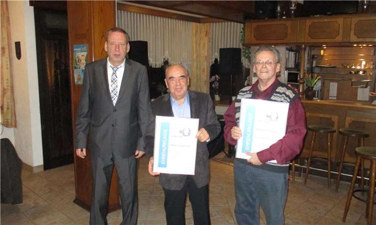 Der Vorsitzende Werner Nachtsheim übergab die Ehrenurkunden und Präsente an die beiden geehrten Vereinsmitglieder Peter Jörgensen und Michael Diewald.  Privat