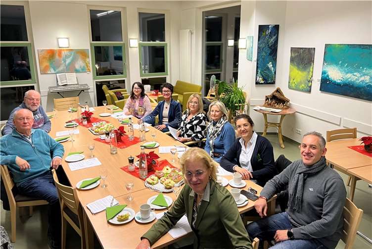 Der Vorsitzende Werner Rex, Teamleiter Hans Joachim Dedenbach sowie die Mitarbeiterinnen Imad Mardo und Maryna Balan präsentierten die Schwerpunkte der Flüchtlingshilfe.  Foto: G. Wahisi