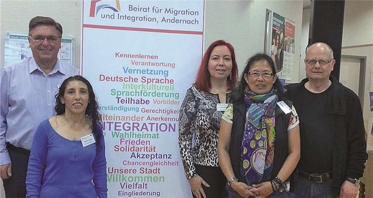 Der Vorsitzende Wolfgang Lübke (l.) bei der Vorstellung des neuen Rollbanners mit einigen Mitgliedern vom Vorstand.privat