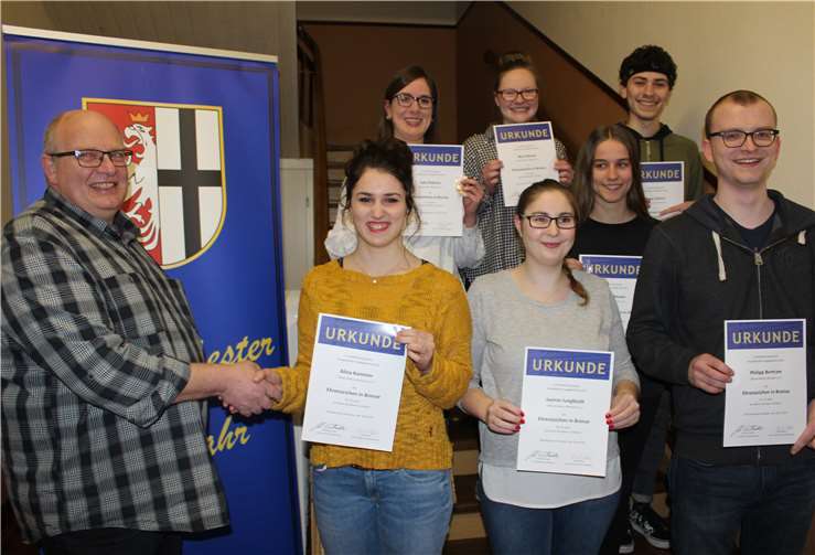 Der Vorsitzende Wolfgang Mönch (li.) ehrt langjährige Mitglieder.