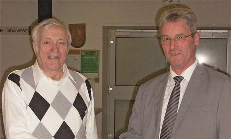 Der Vorsitzende Wolfgang Sauer (r.) gratuliert Peter Baulig zur Ernennung.privat