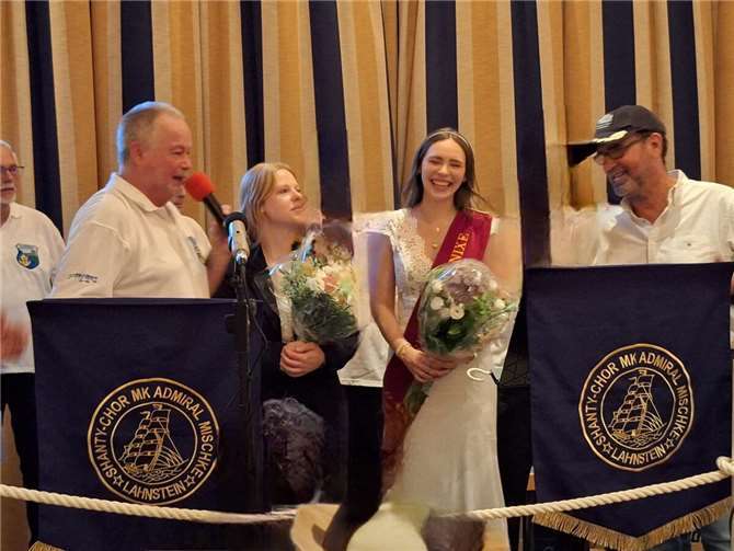 Der Vorsitzende dankt J. Baaden, Sarah I. und dem Dirigenten W. Fink.