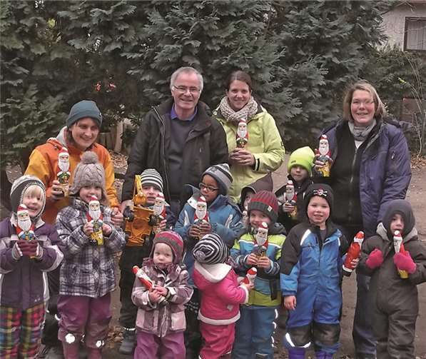 Der Vorsitzende der AWO Bendorf, Peter Kirst, überbrachte den Kindern des Waldorfkindergartens die Nikolausgeschenke. privat
