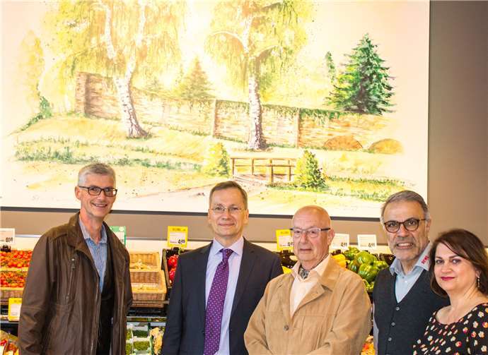 Erlebniseinkauf im neugestalteten Markt Der Vorsitzende der Aktivgemeinschaft Reiner Friedsam und Bürgermeister Andereas Geron mit dem Maler Franz-Peter Zimmermann und Ehepaar Azhari vor dem dekorativen Aquarell der Sinziger Stadtmauer (v.li. nach re.).