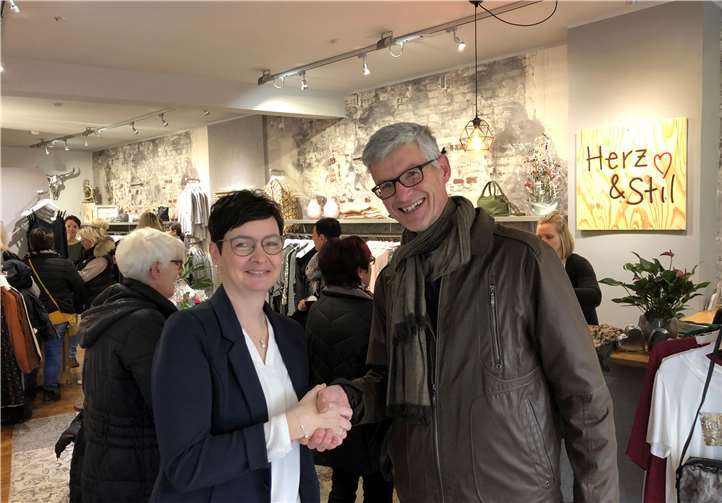 Der Vorsitzende der Aktivgemeinschaft Sinzig, Reiner Friedsam, gratulierte Esther Lenz zur Eröffnung des neuen Ladengeschäftes am Markt.Foto: Rainer Friedsam